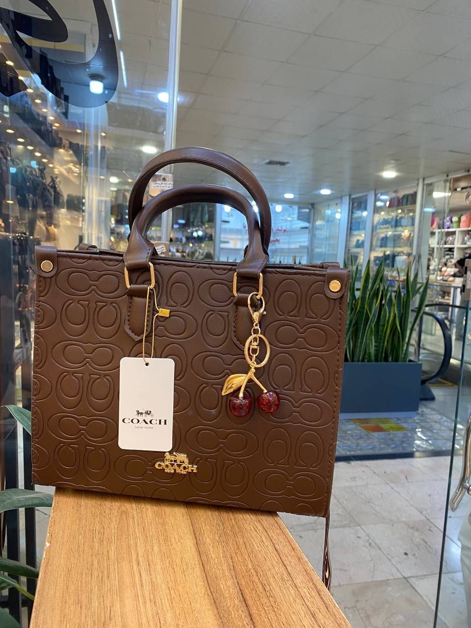 کیف زنانه کوچ مارک ابعاد حدودی:۳۰.۲۷