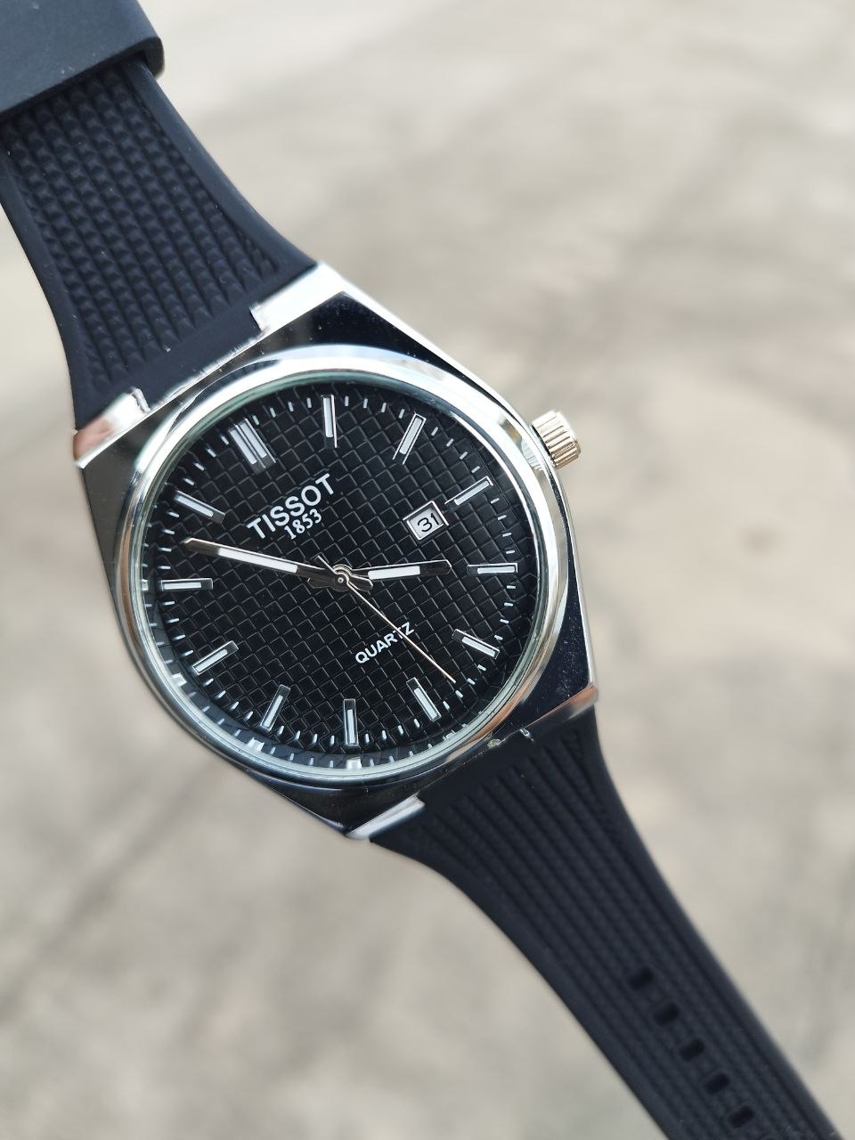 کد 2902 ساعت مردانه تیسوت TISSOT بند سیلیکونی موتور کوارتز قفل سگگی دارای روز شمار