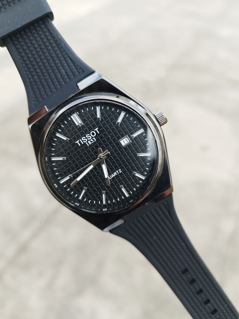 کد 2901 ساعت مردانه تیسوت TISSOT بند سیلیکونی موتور کوارتز قفل سگگی دارای روز شمار