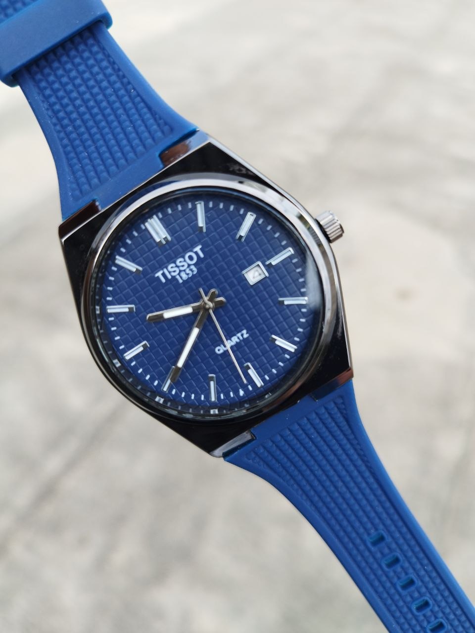 کد 2899 ساعت مردانه تیسوت TISSOT بند سیلیکونی موتور کوارتز قفل سگگی دارای روز شمار