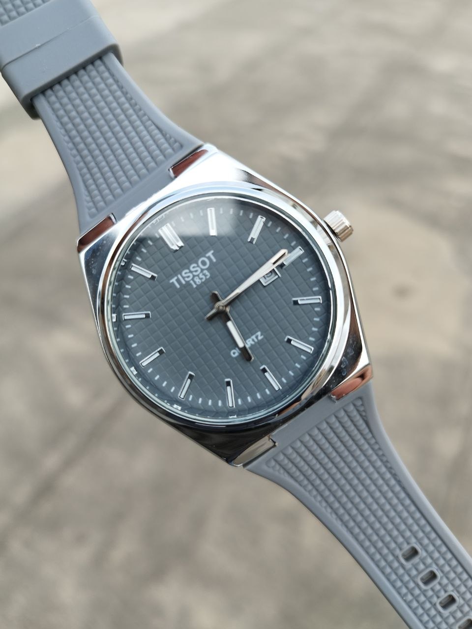کد 2898 ساعت مردانه تیسوت TISSOT بند سیلیکونی موتور کوارتز قفل سگگی دارای روز شمار