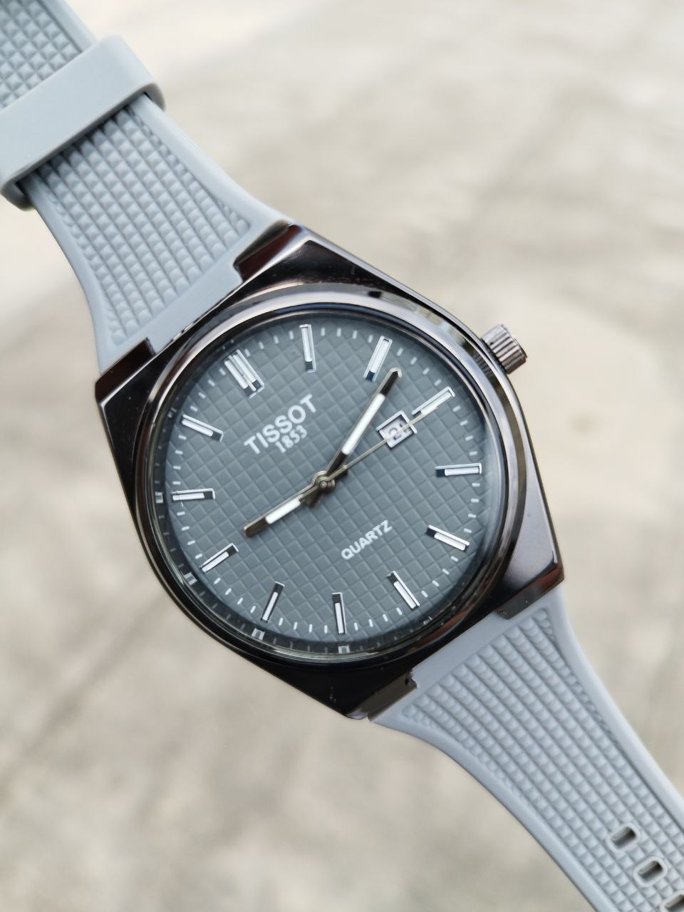 کد 2907 ساعت مردانه تیسوت TISSOT بند سیلیکونی موتور کوارتز قفل سگگی دارای روز شمار