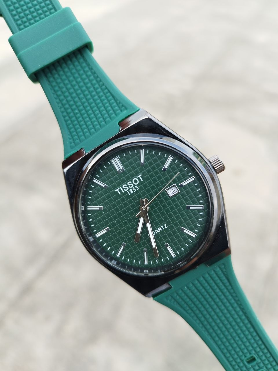 کد 2895 ساعت مردانه تیسوت TISSOT بند سیلیکونی موتور کوارتز قفل سگگی دارای روز شمار