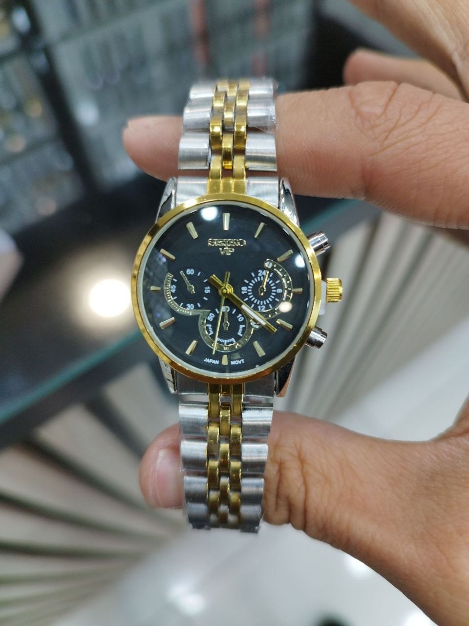 کد 264۲ ساعت زنانه قفلی برند سیکو SEIKO دارای روز شمار طرح کورنو قفل کلیپسی موتور کوارتز