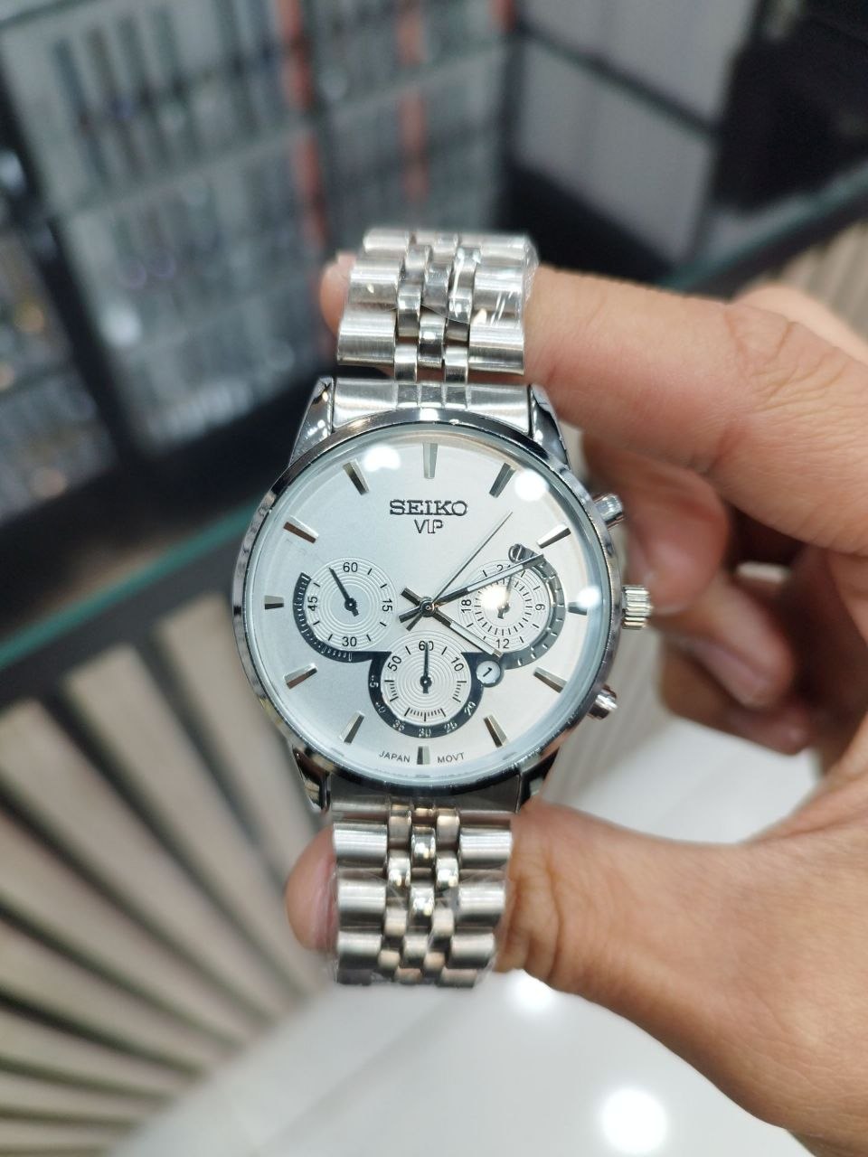 کد 26۳۱ ساعت مردانه قفلی برند سیکو SEIKO دارای روز شمار طرح کورنو قفل کلیپسی موتور کوارتز