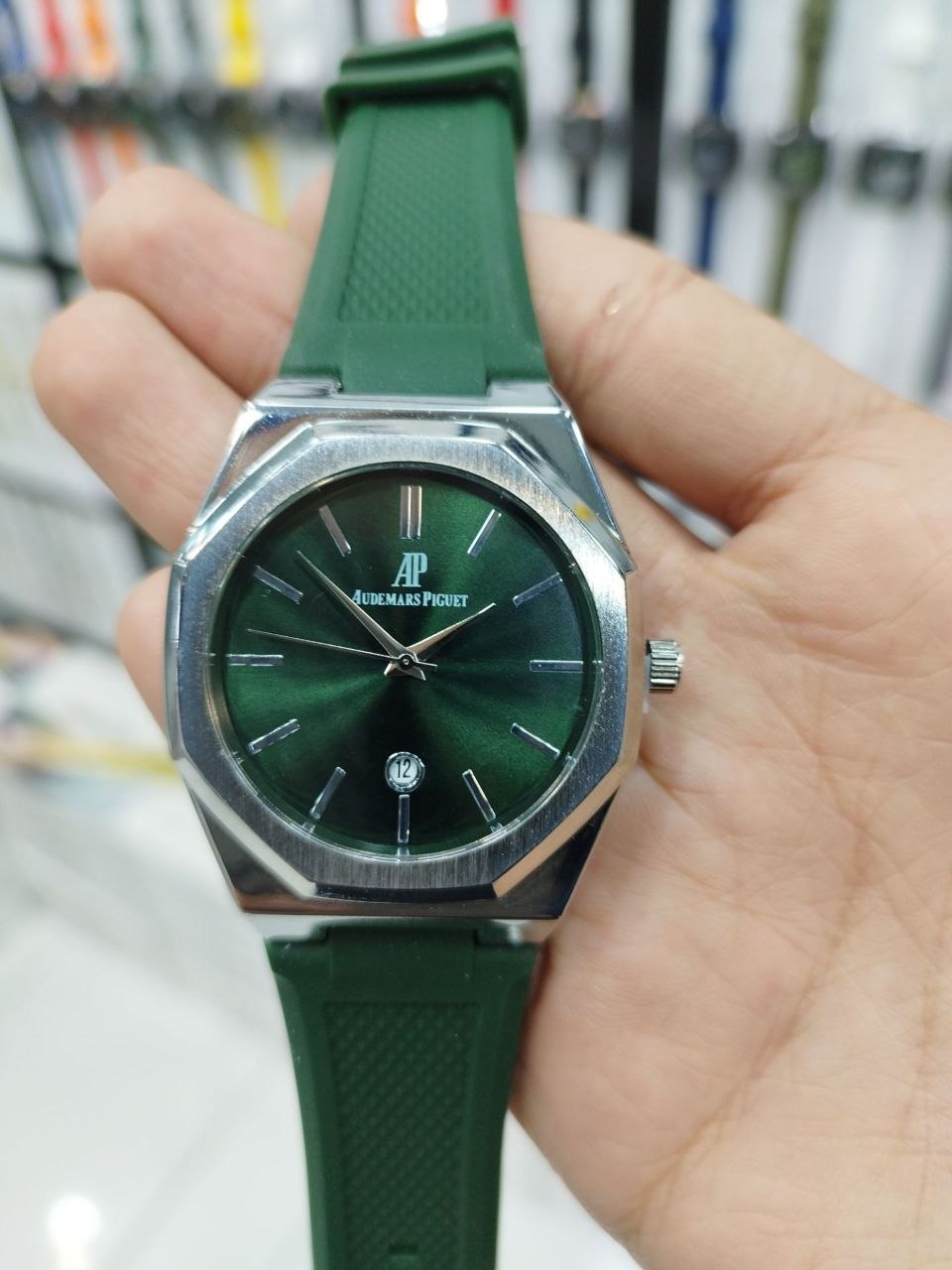 کد 2530 ساعت مردانه سیلیکونی برند AP بند سیلیکونی موتور کوارتز قفل سگگی  دارای روز شمار