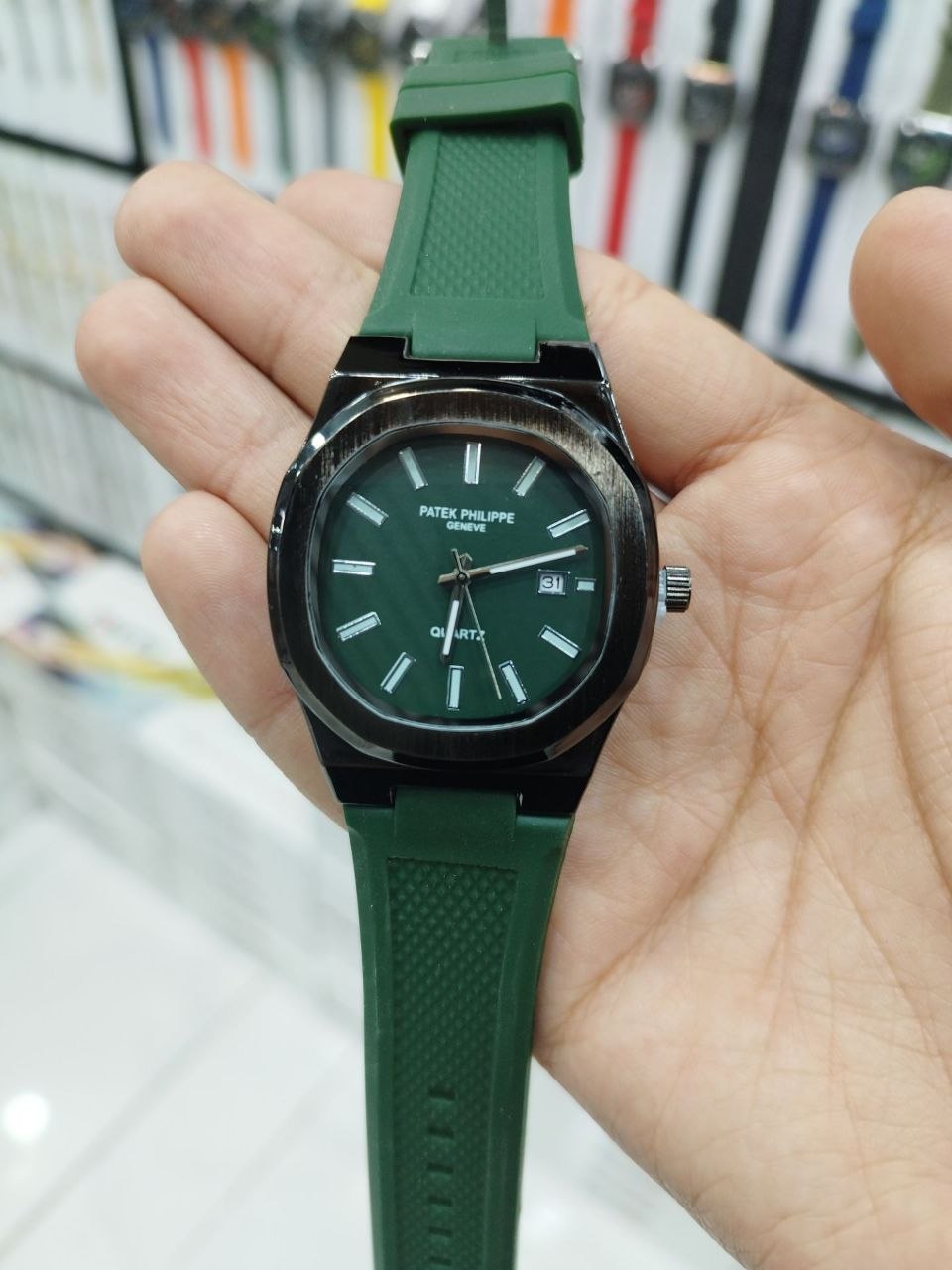 کد 2522 ساعت مردانه سیلیکونی برند پتک فیلیپ PATEK PHILIPPE  بند سیلیکونی موتور کوارتز قفل سگگی  دارای روز شمار