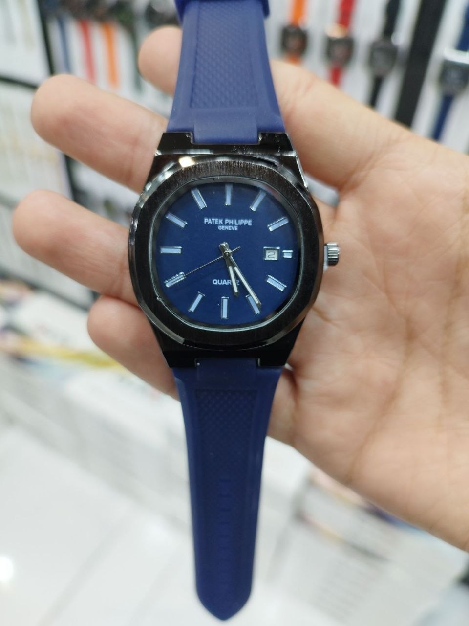 کد 2519 ساعت مردانه سیلیکونی برند پتک فیلیپ PATEK PHILIPPE  بند سیلیکونی موتور کوارتز قفل سگگی  دارای روز شمار