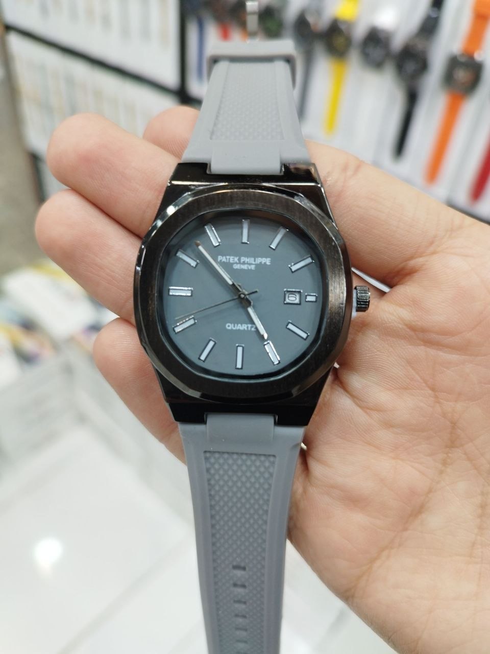 کد 2518 ساعت مردانه سیلیکونی برند پتک فیلیپ PATEK PHILIPPE  بند سیلیکونی موتور کوارتز قفل سگگی  دارای روز شمار